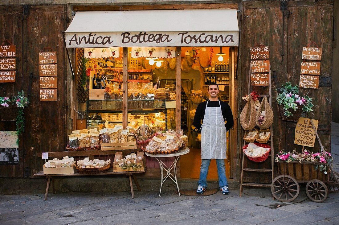 Besitzer vor einem Delikatessengeschäft (Toskana)