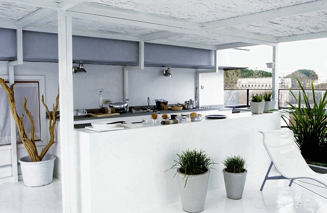 weiße, offene Küche auf überdachter Terrasse