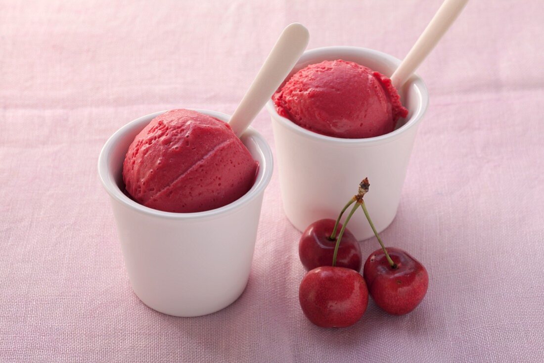 Kirschsorbet und frische Kirschen