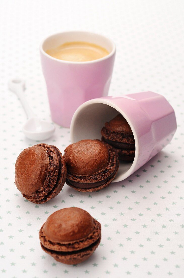 Schokoladenmakronen und ein Kaffee