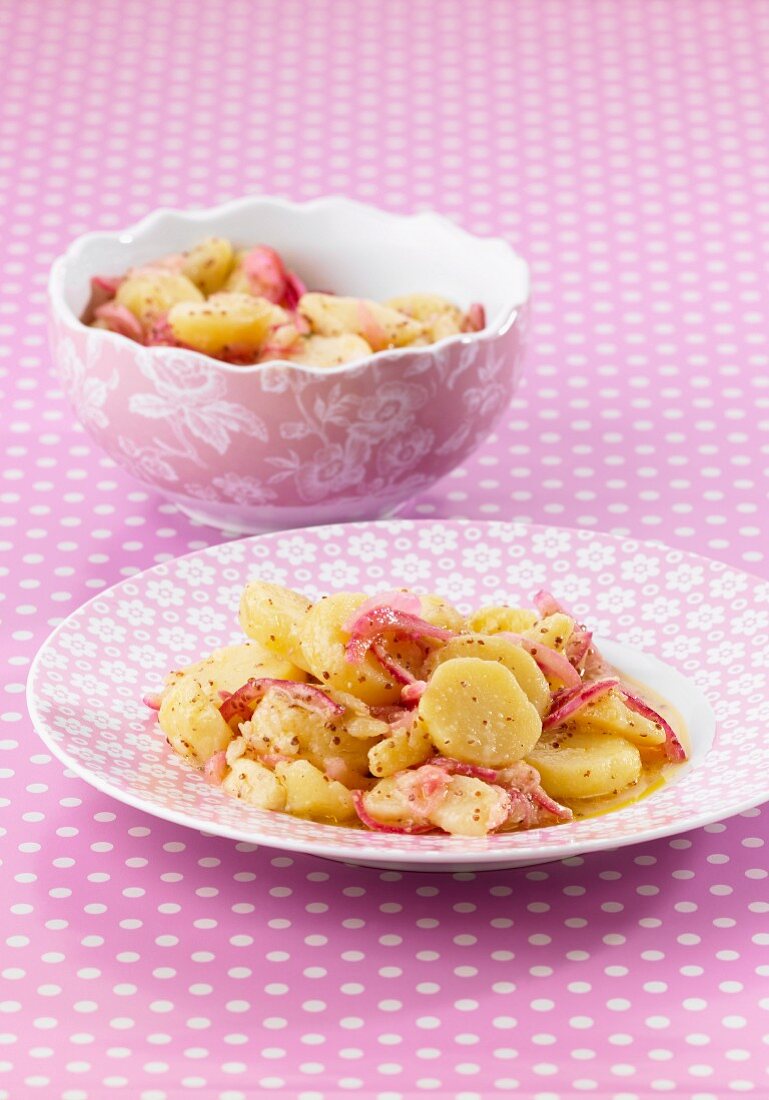 Kartoffelsalat mit roten Zwiebeln