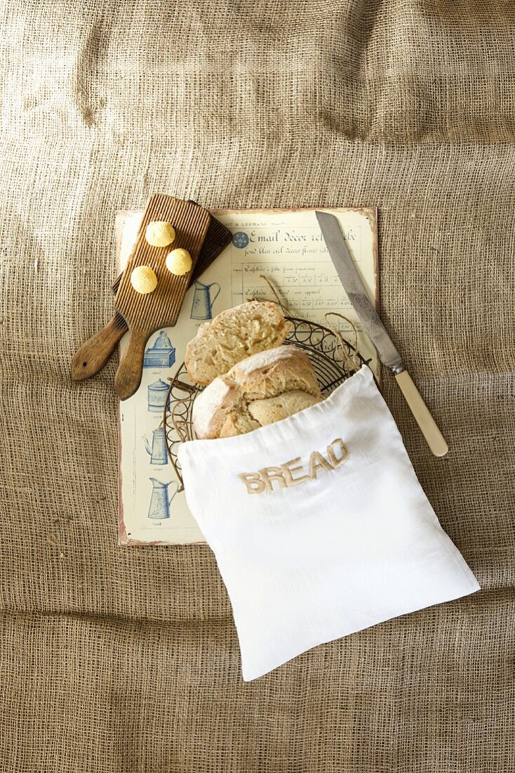 Selbstgemachtes Sauerteigbrot in einem Brotbeutel