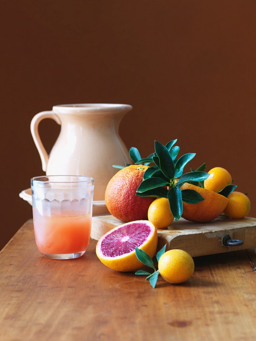 Zitrusfrüchte und frisch gepresster Orangensaft
