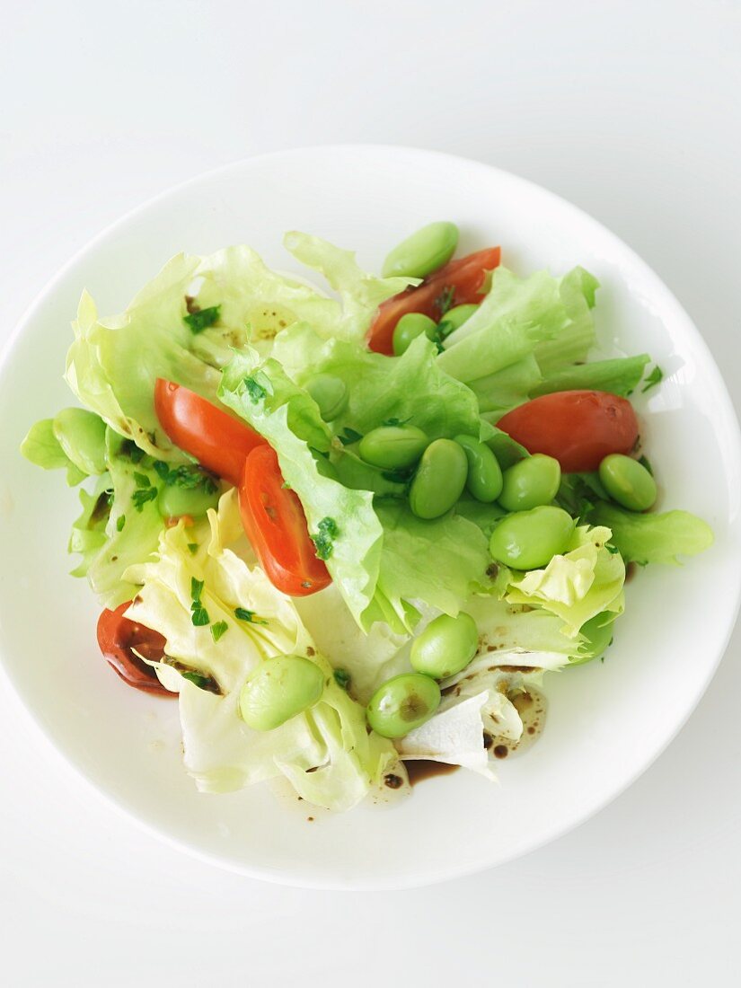 Grüner Salat mit Edamame-Bohnen