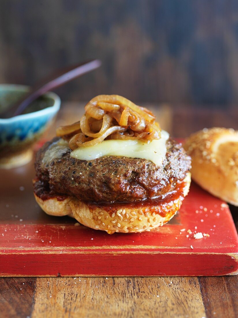 Hamburger mit Käse und karamellisierten Zwiebeln