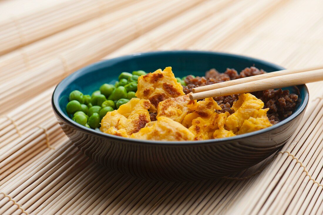 Sanshokudon (Reisschale mit Erbsen, Hackfleisch und Rührei, Japan)