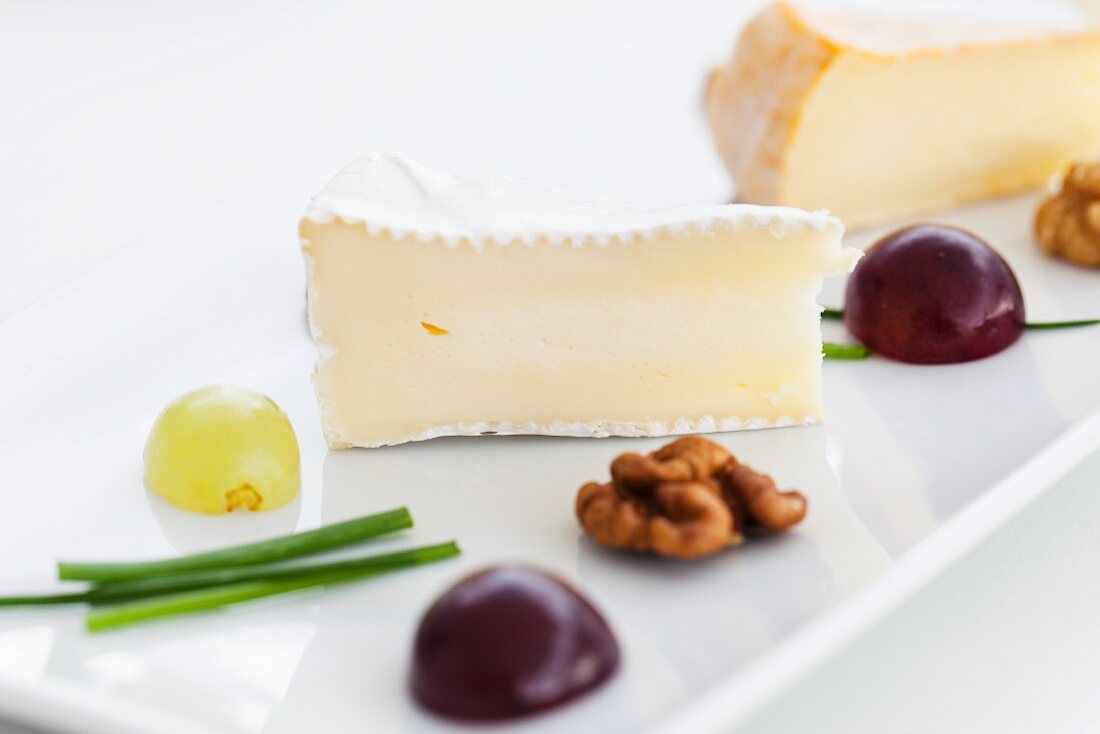 Camembert with walnuts, chives and grapes