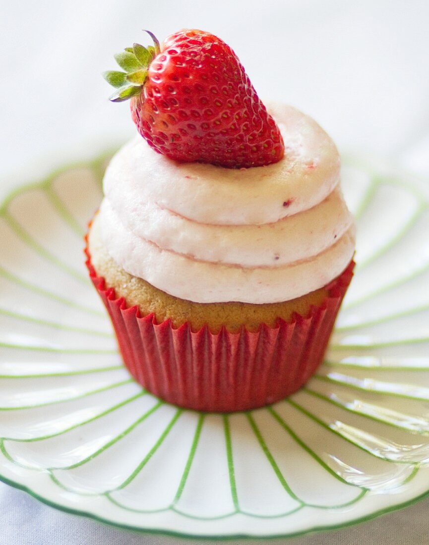 Ein Erdbeer-Cupcake