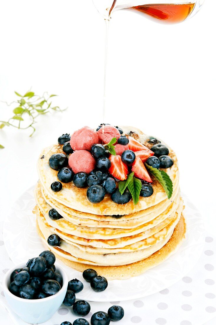 Heidelbeerpfannkuchen mit Erdbeersorbet und Ahornsirup