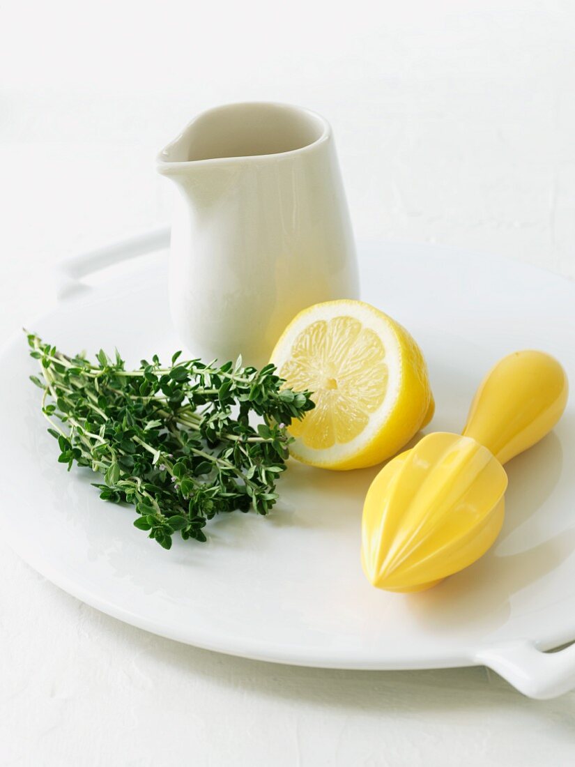 Frischer Thymian, Zitrone und Zitronenpresse