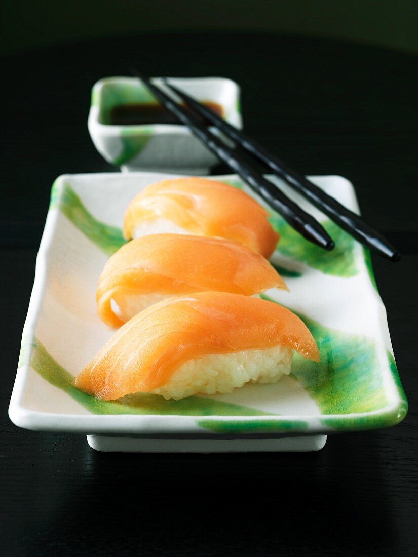 Nigiri-Sushi mit Sojasauce