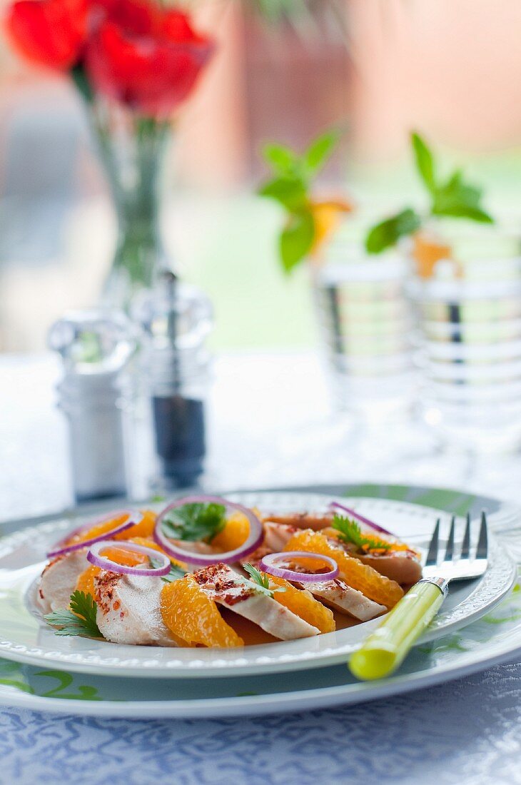 Hähnchensalat mit Orangenfilets, roten Zwiebeln und Koriander