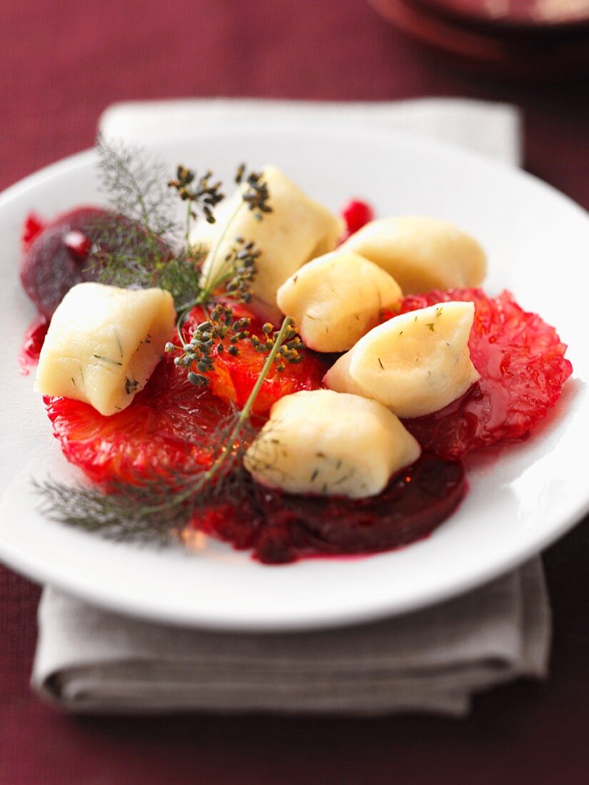 Gnocchi auf Rote-Bete-Blutorangen-Salat mit Kräutern