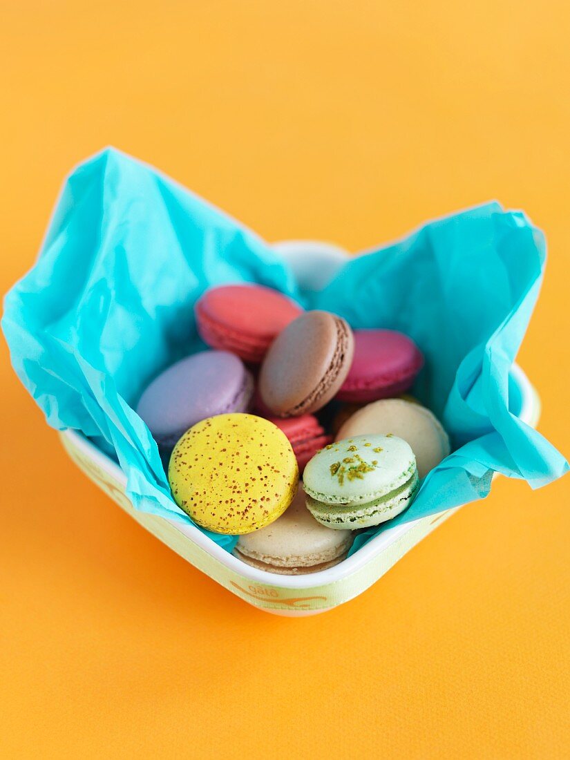 Macarons auf blauem Papier