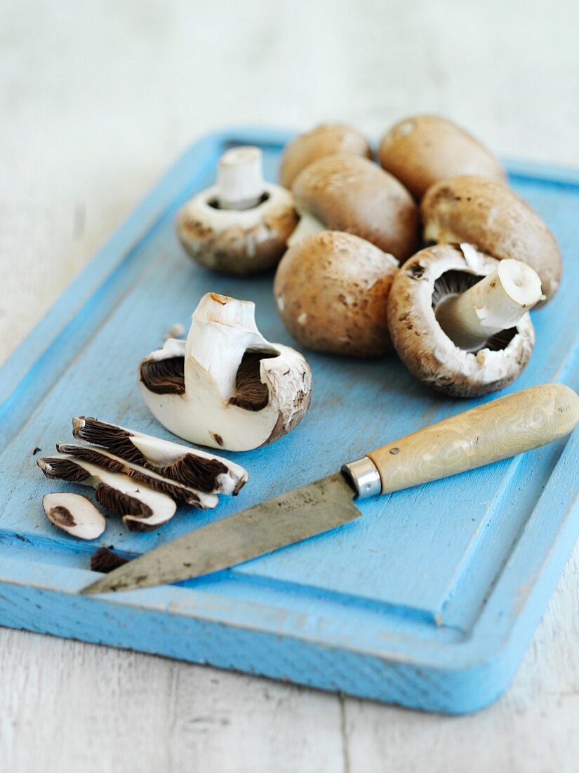 Brown mushrooms, some sliced