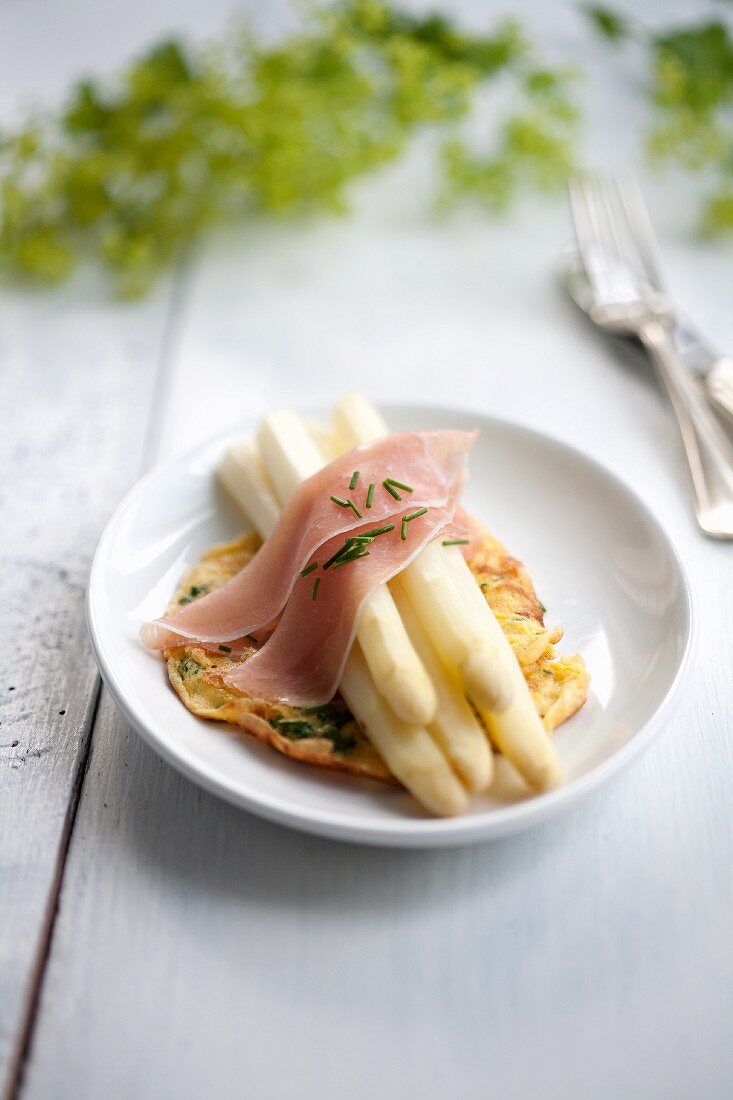 Spargel mit Parmaschinken auf Omelette