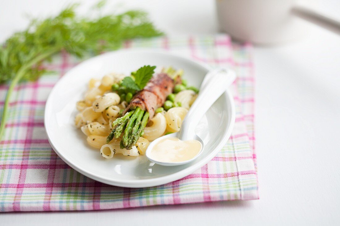 Hörnchennudeln mit gebratenem Spargel und Sauce Hollandaise