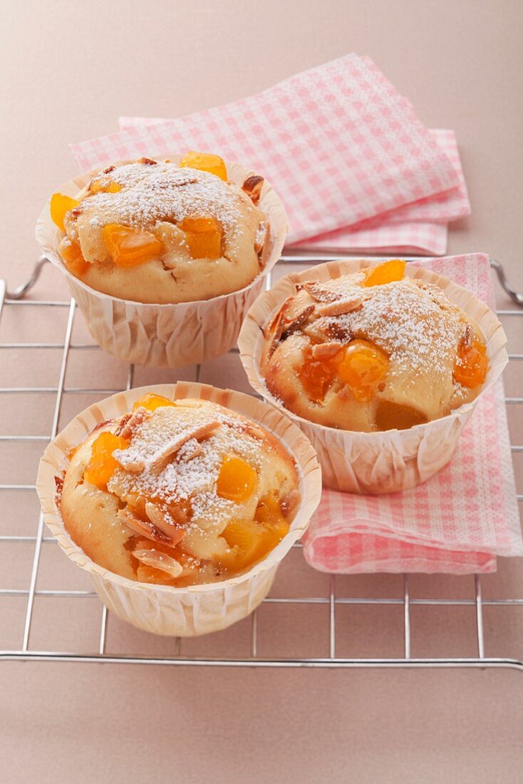 Apricot muffins with corn semolina