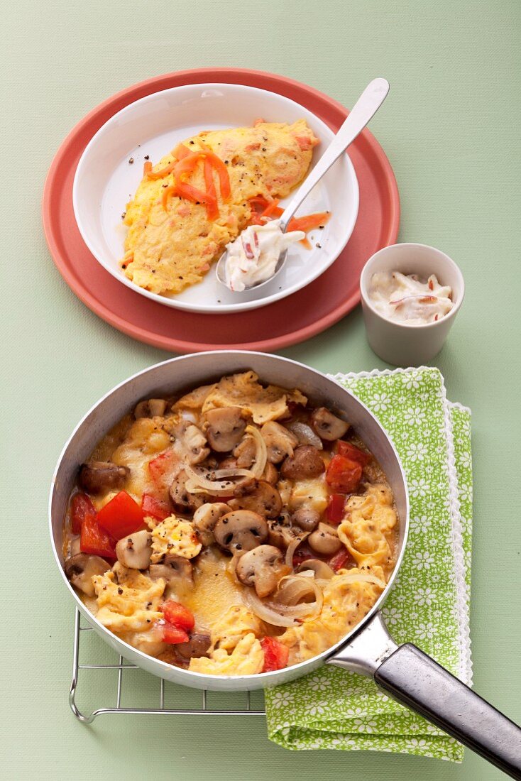 Omelett mit Räucherlachs und Apfelmeerrettich & Omelett mit Champignons