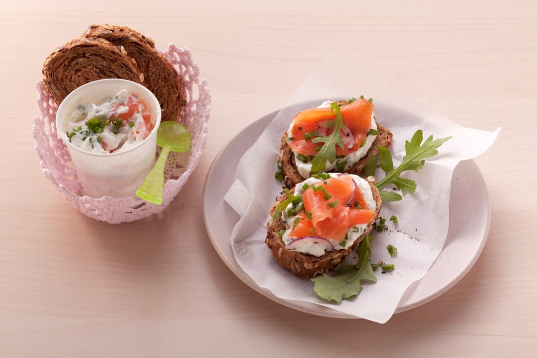 Slices of bread topped with smoked salmon and horseradish cream
