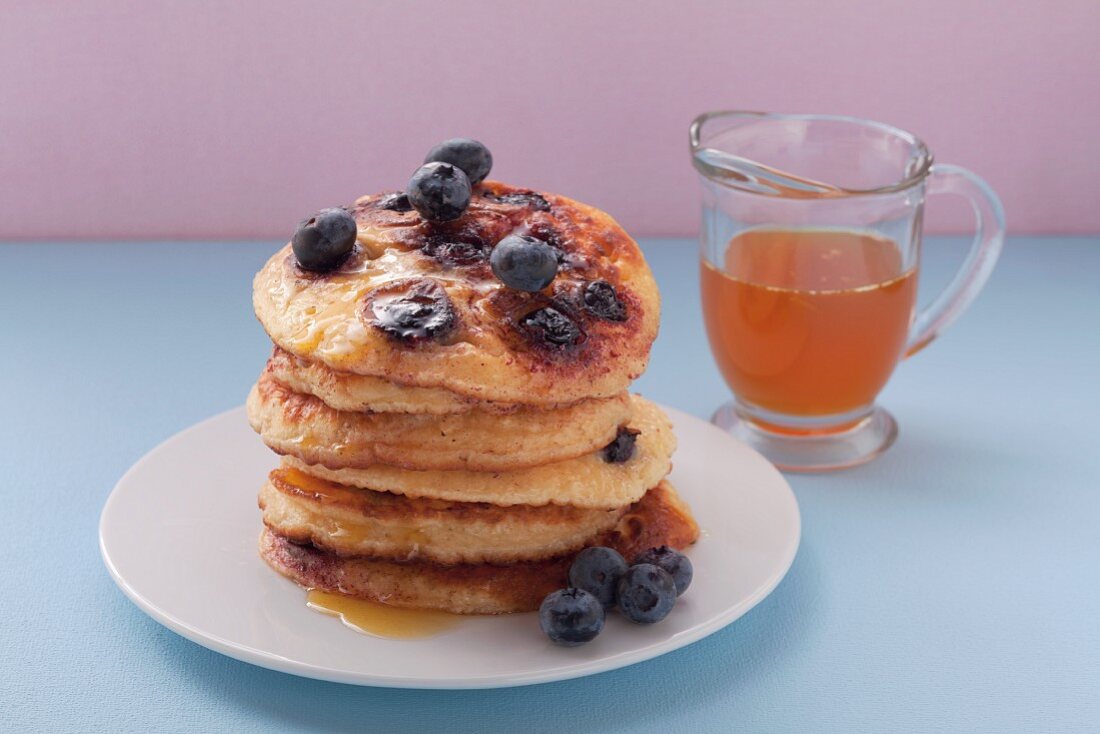 Pancakes mit Blaubeeren und Orangensirup