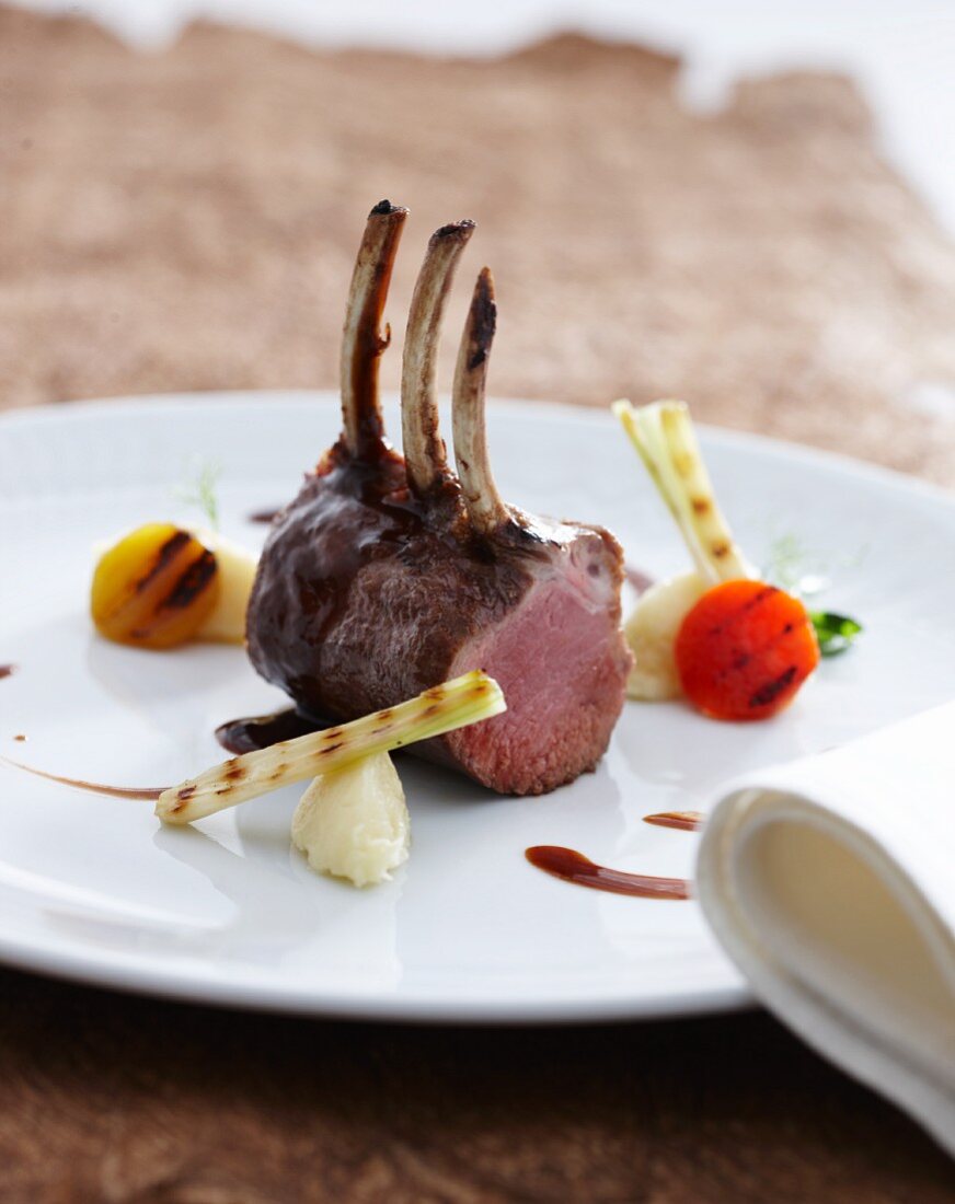 Rack of lamb with grilled vegetables and Burgundy sauce