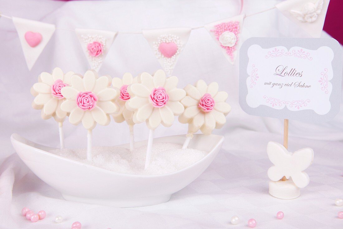 weiße Schoko-Lollies mit rosa Zuckerrose