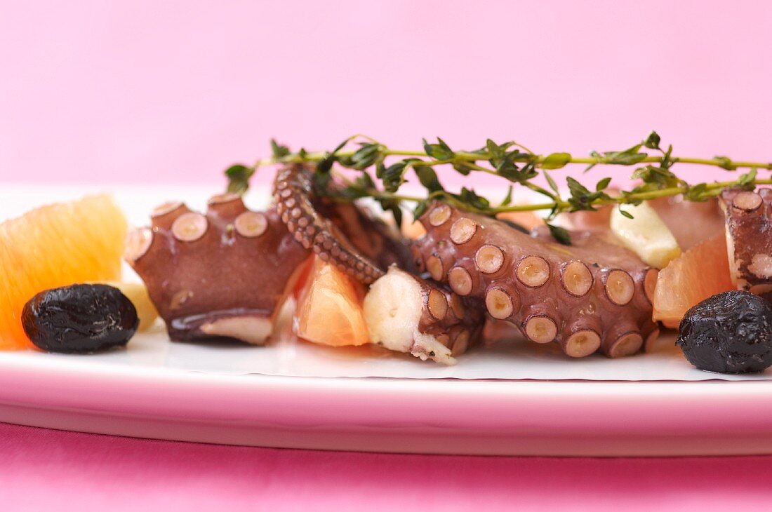 Lauwarmer Oktopus mit Oliven und rosa Grapefruit