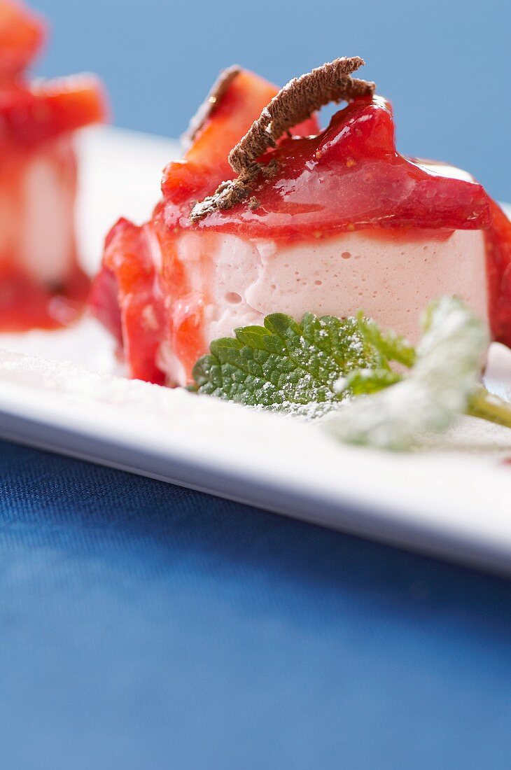 Strawberry cake with fruit sauce