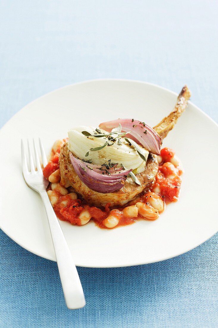 Schweinekotelett mit Zwiebeln, Bohnen und Tomaten