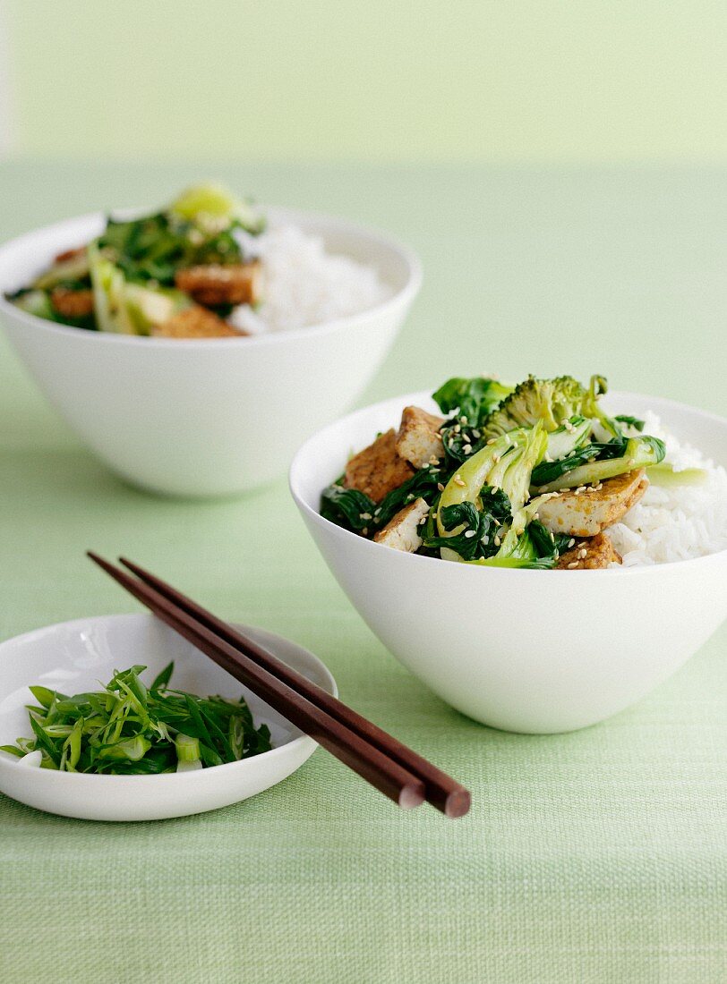 Rice with chicken, bok choy and broccolini (Asia)