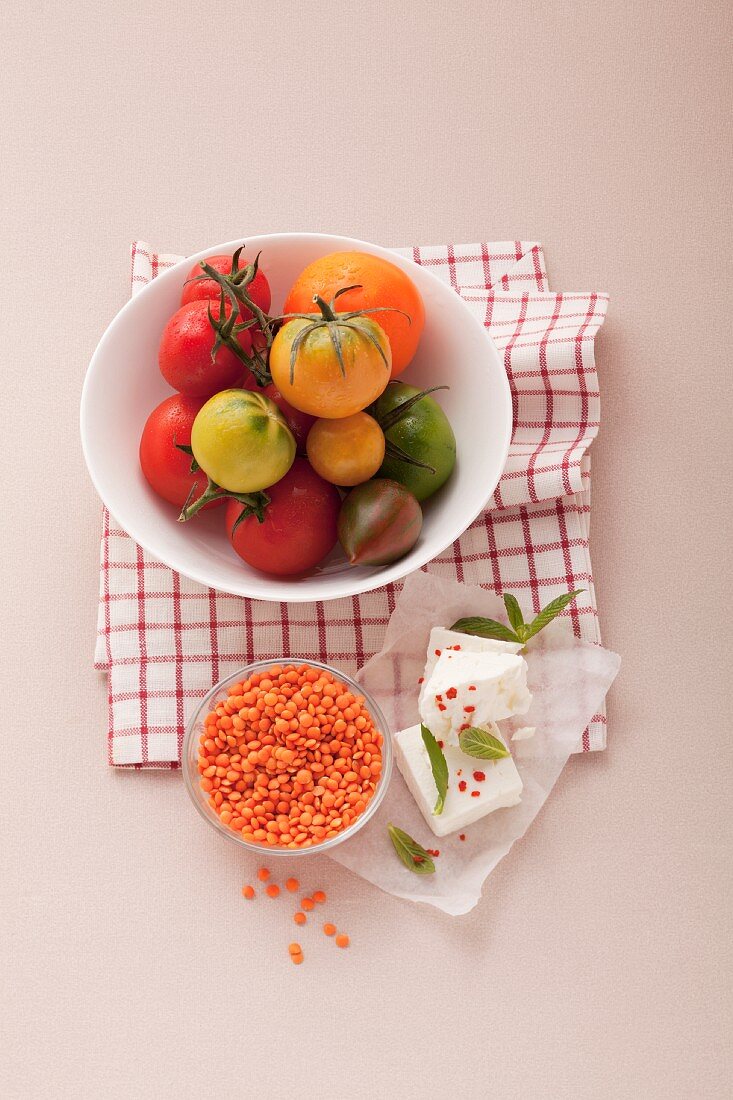 Bunte Tomaten, Linsen und Schafkäse