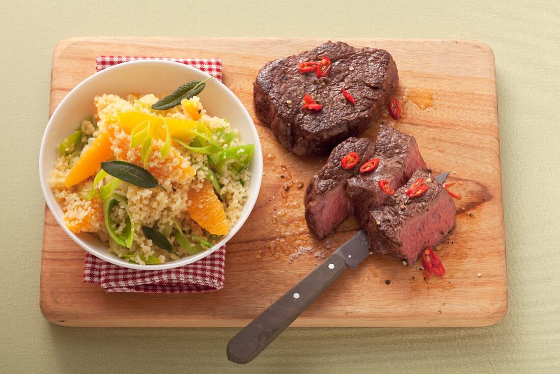 Rindersteak und Couscous mit Orangen