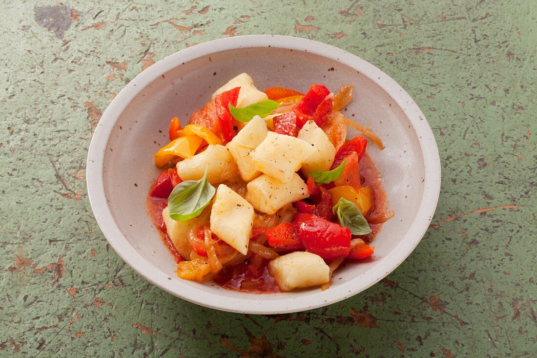 Gnocchi al peperone (gnocchi with peppers and basil)