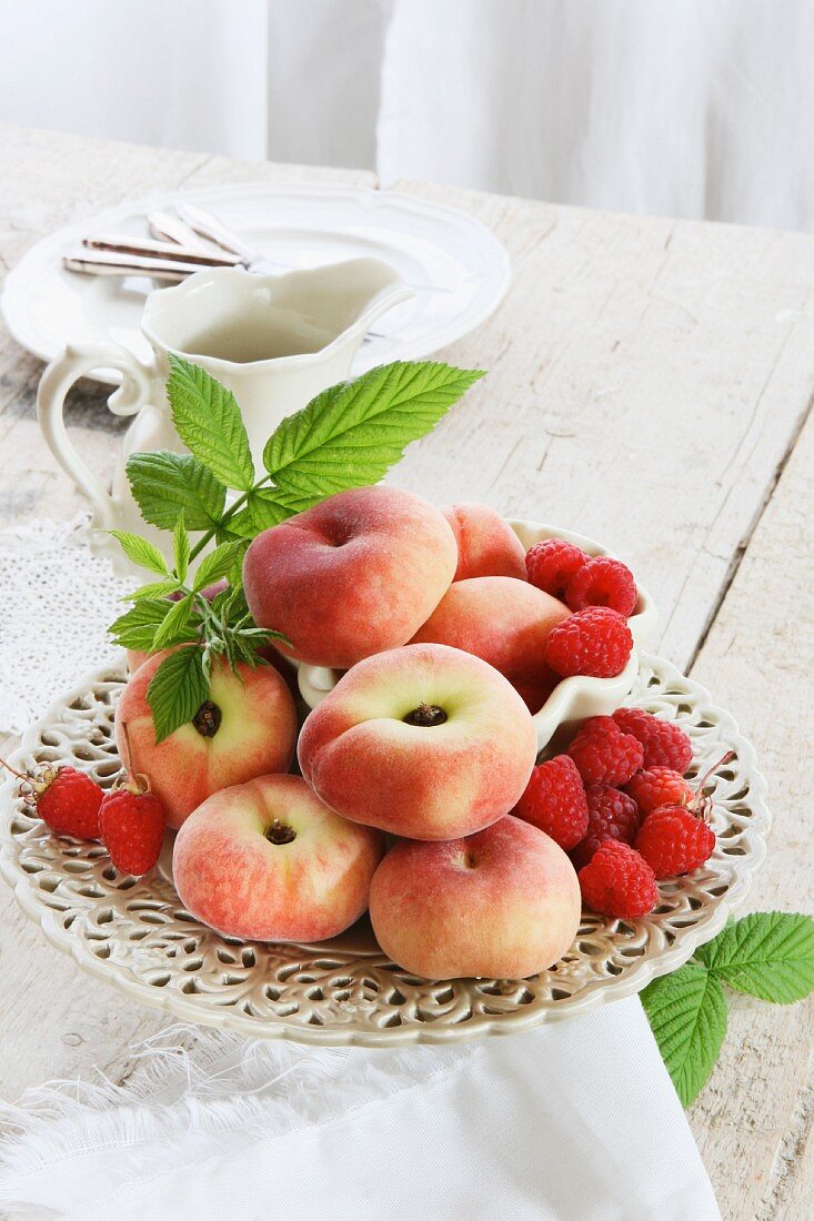 Obstteller mit Pfirsichen und Himbeeren