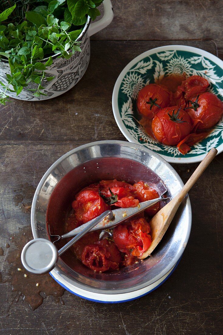 Überbrühte Tomaten in einer Schale und in der Flotten Lotte