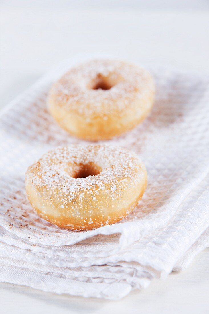 Gebackene Doughnuts mit Puderzucker