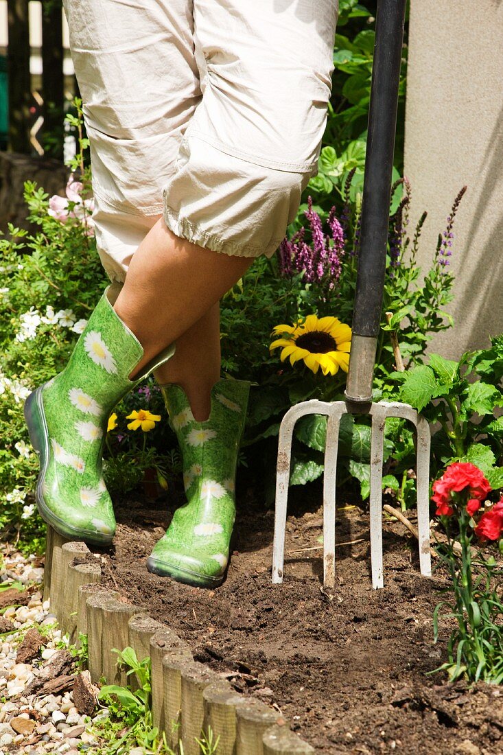 Frau mit Gartenschaufel