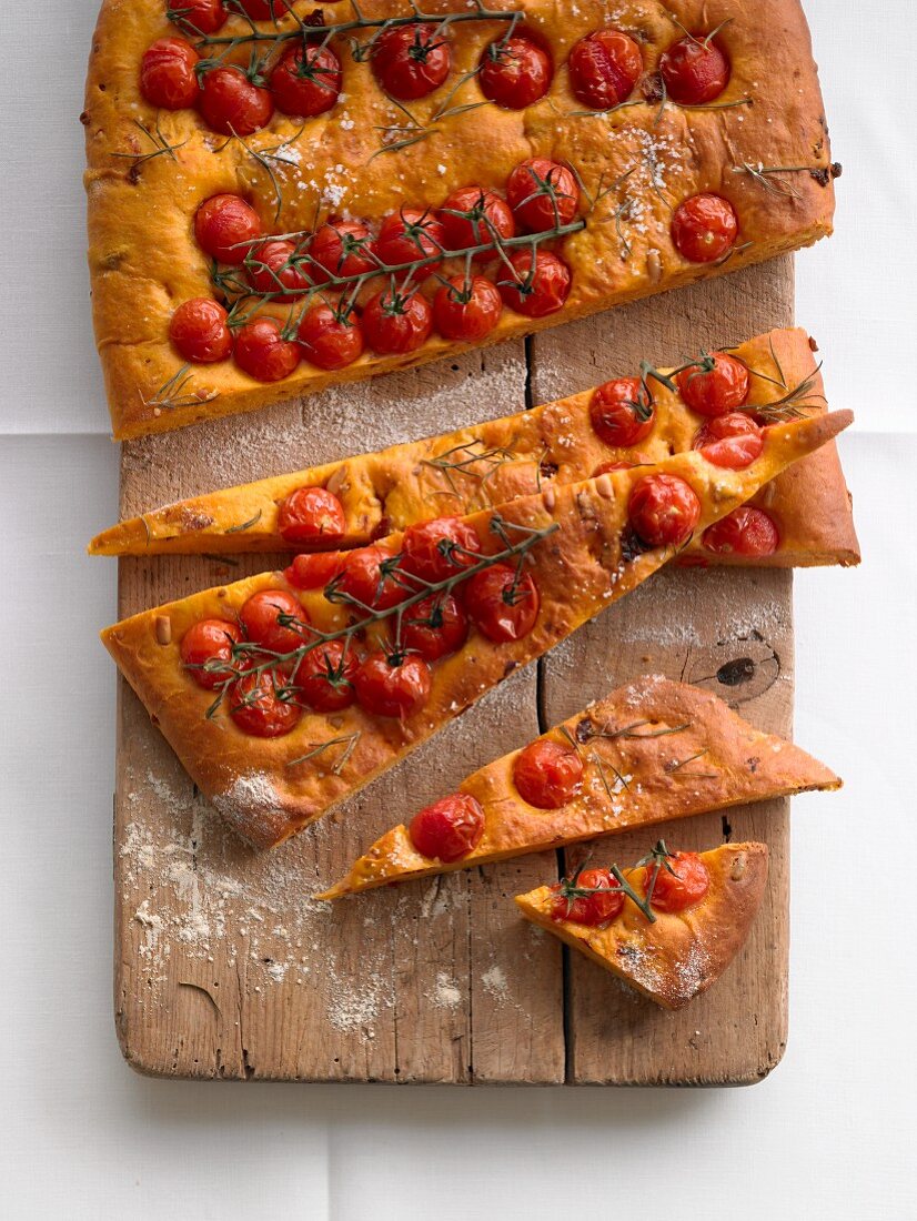 Tomaten-Focaccia auf Schneidebrett