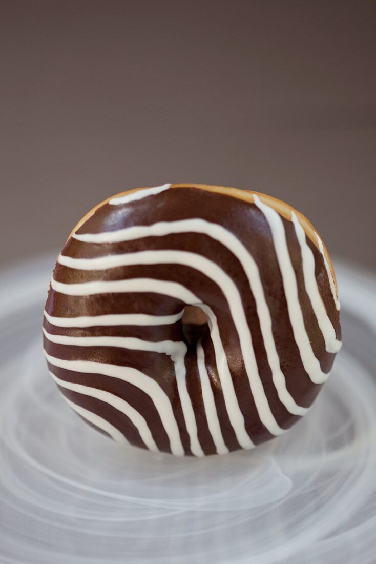 Doughnut mit schwarz-weisser Glasur