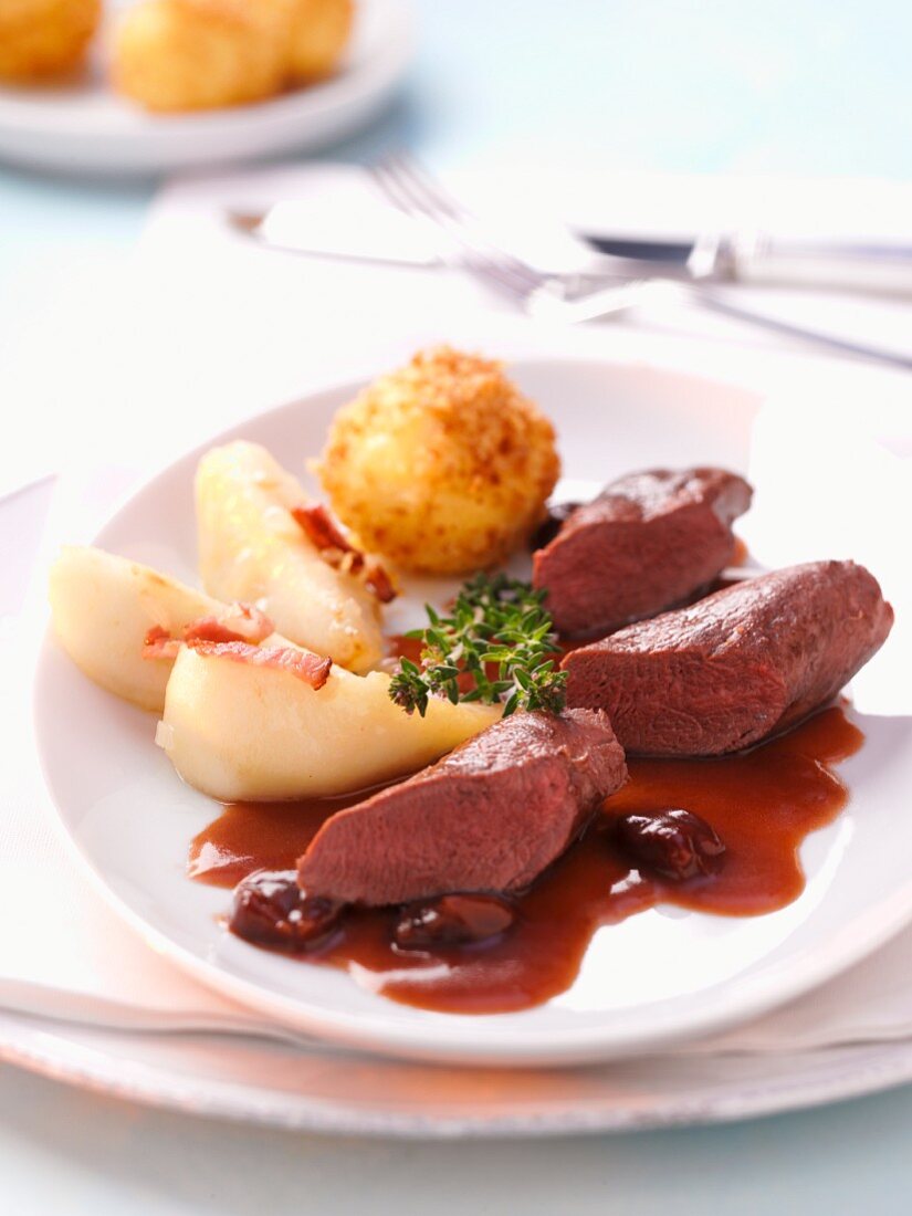 Hasenfilet mit Birnen und Kroketten