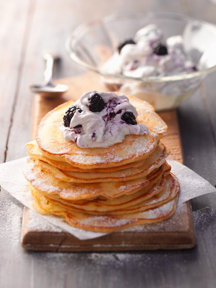 Pfannkuchen mit Brombeerquark