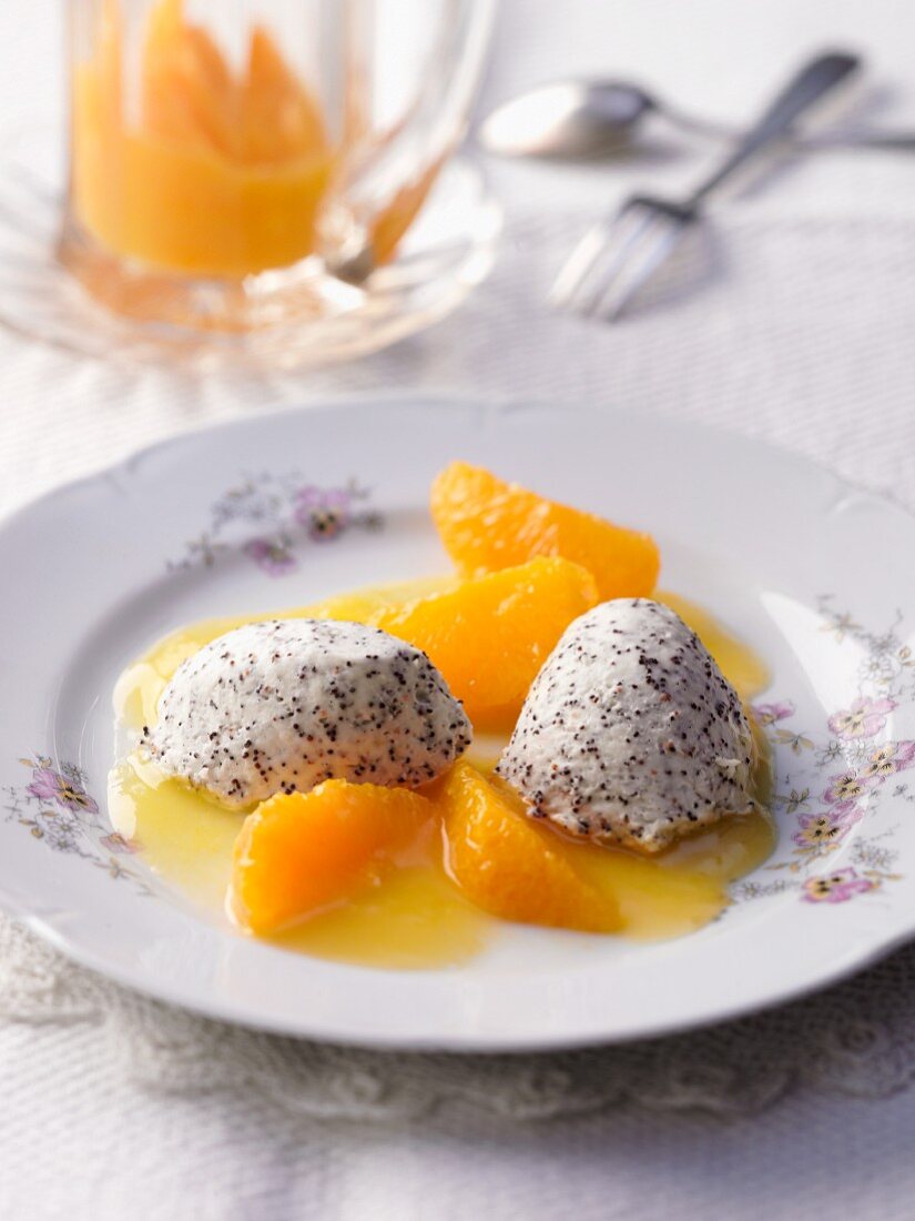 Vanillesahne mit Mohn und Orangenfilets