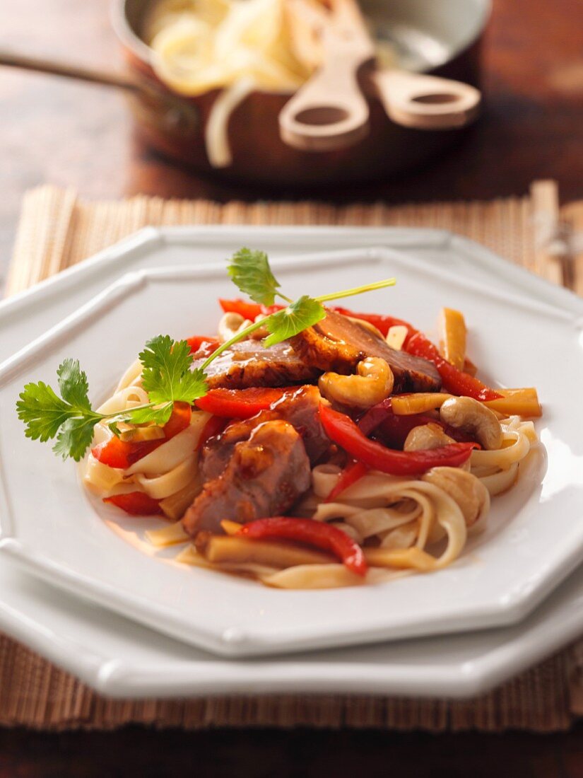 Tagliatelle with duck and peppers (Asia)