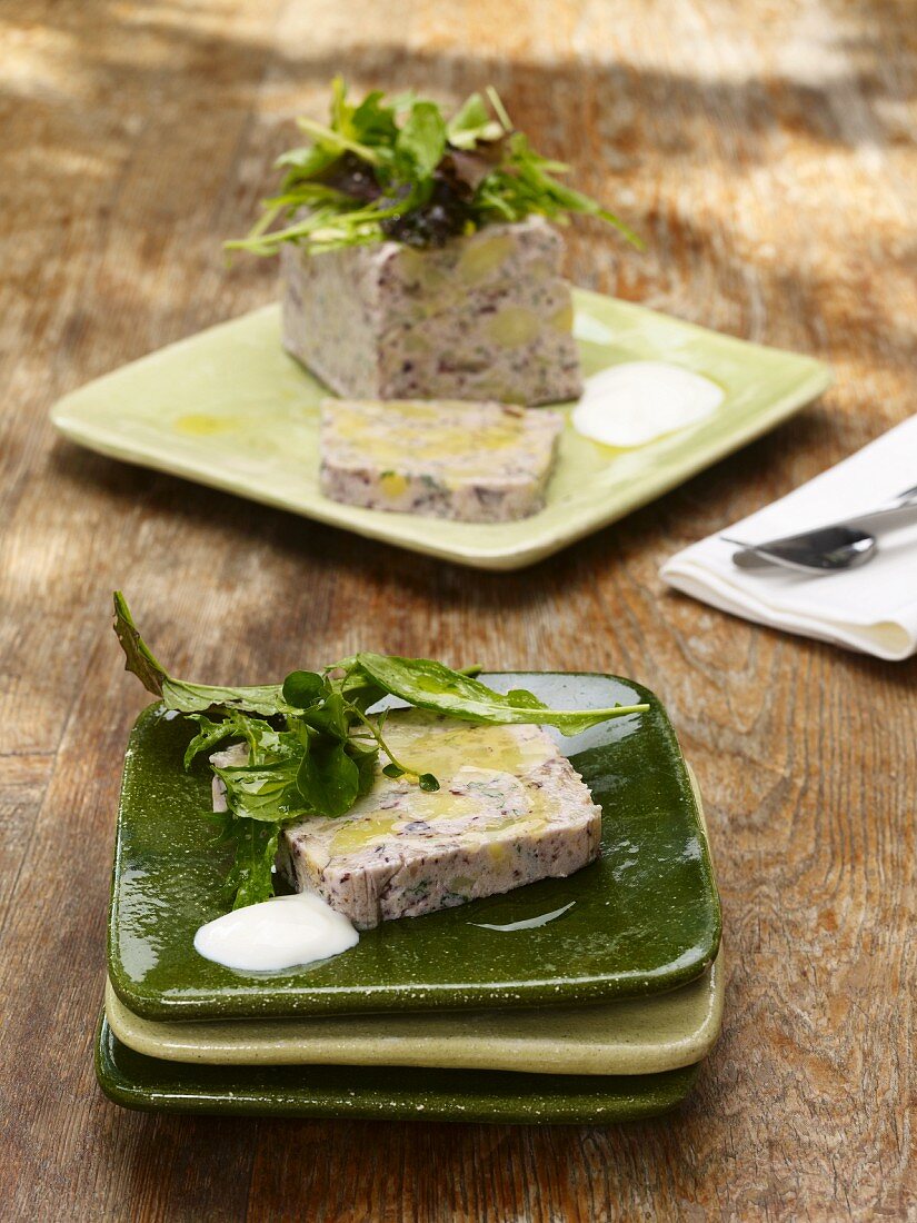 Kartoffelterrine mit Sauerrahmsauce