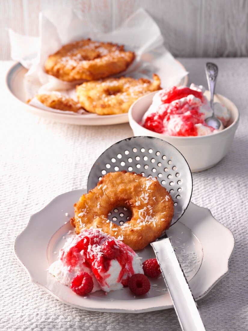 Frittierte Ananasringe mit Kokoseis und Himbeeren