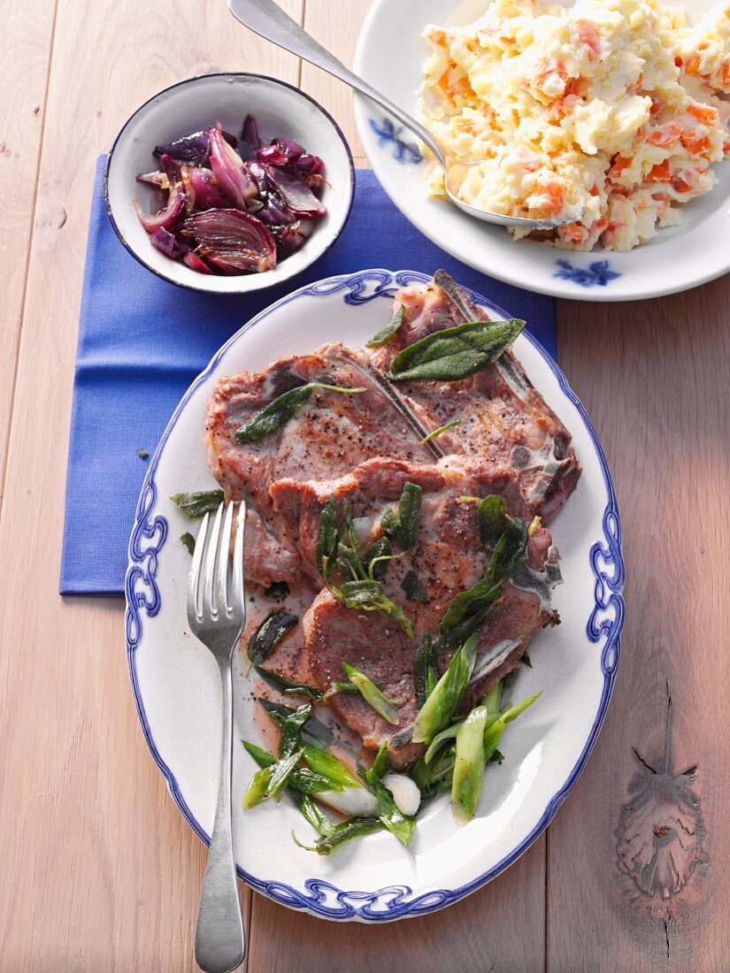 Schweinekoteletts mit Frühlingszwiebeln, Salbei und Kartoffelpüree