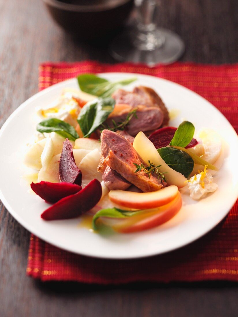Duck fillet with vegetables and apple