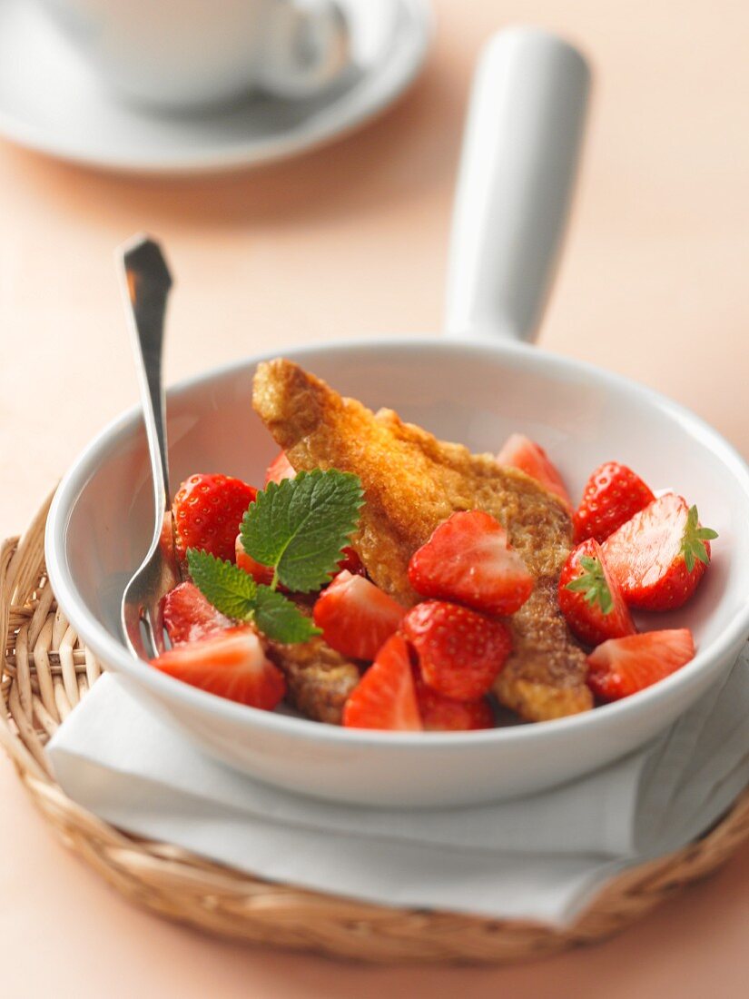 Eiertoast mit Erdbeeren