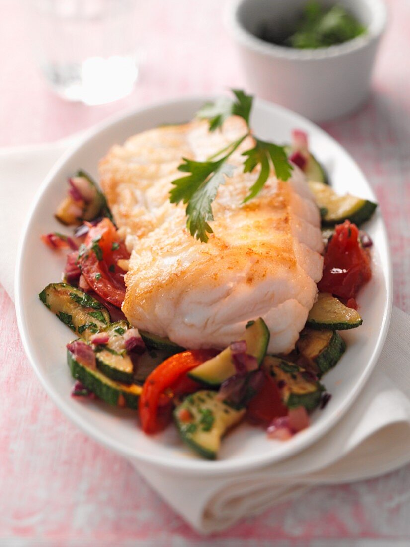 Fischfilet auf Zucchini und Tomaten